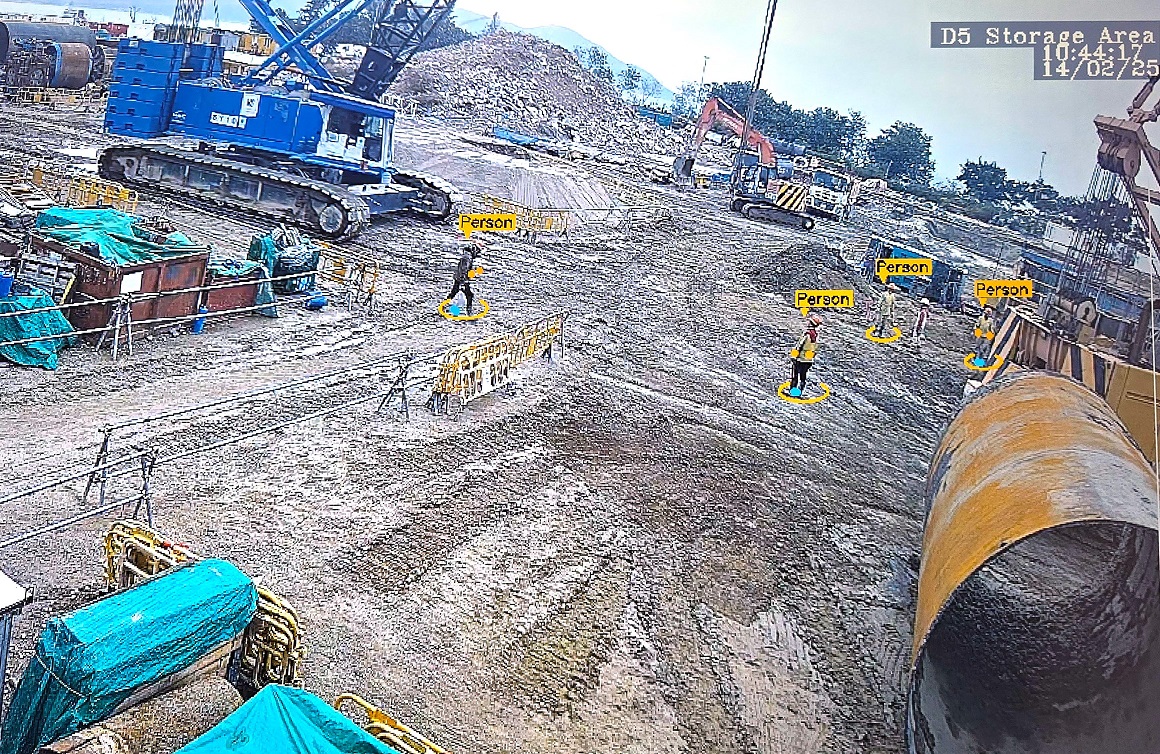 AI 鏡頭實時監察進入工地的人員是否已配戴個人防護裝備
