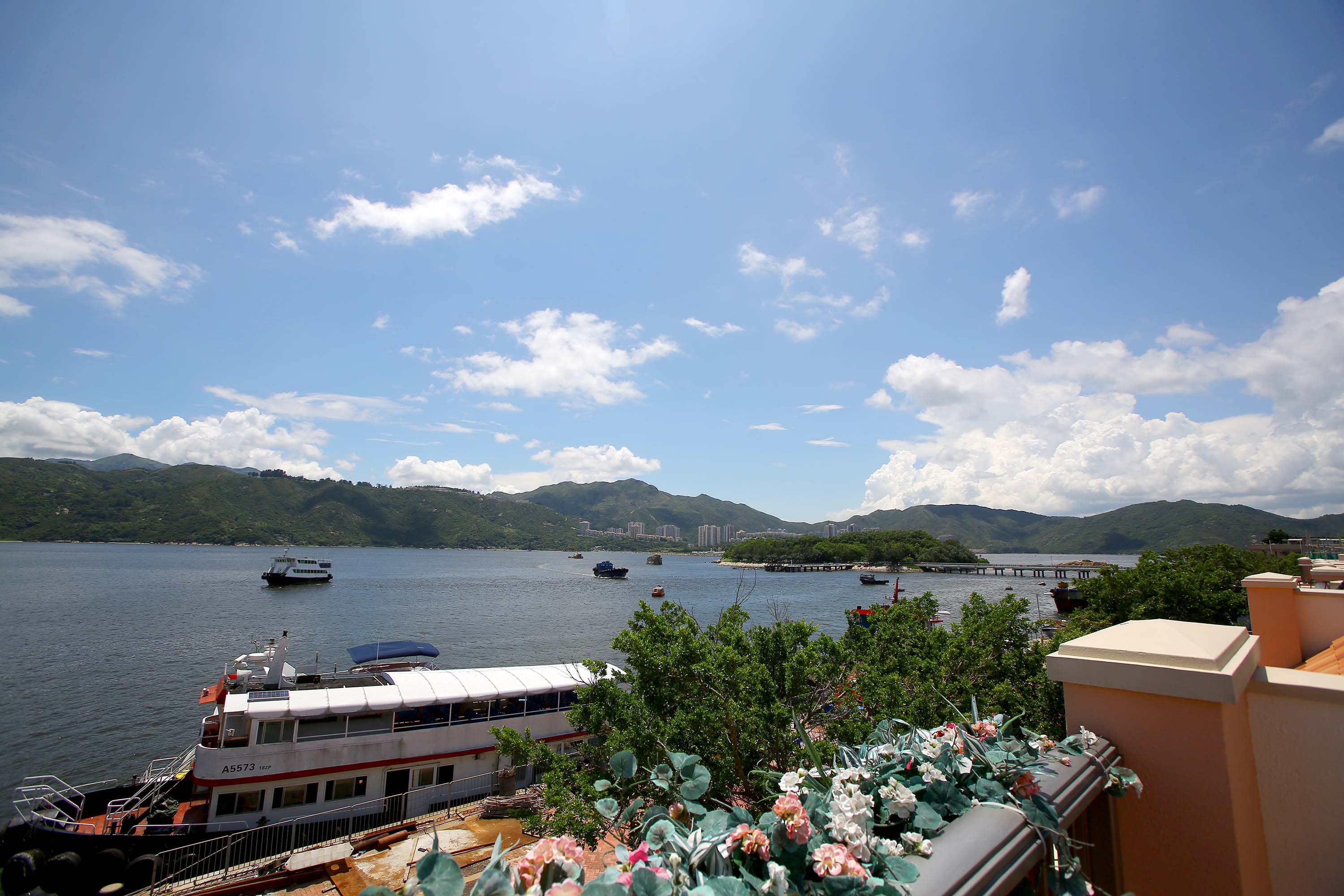 雍澄灣依山傍海,站在天台遠眺,自然景色近在咫尺。